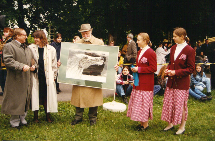 Professor Andrzej Strumiłło founded an award at the 3rd PTHKA Show. On the left private breeders: Michał Bogajewicz and Joanna Grootings (archive photo)
