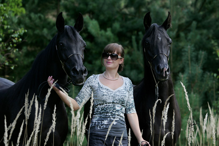 Alicja Marta Napióra with the mares Ravenwood Nejma and Silvatica, by Joanna Jonientz