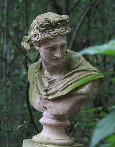 Rzeźba w ogrodzie u Michaela Byatta, fot. Nancy Pierce
