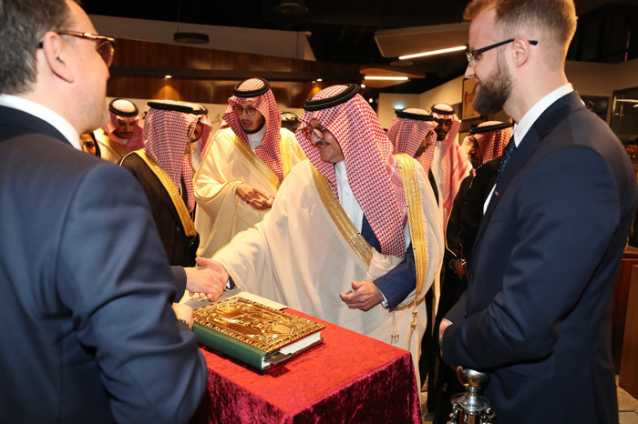 Książę Saud Bin Naif Bin Abdulaziz Al Saud, gubernator Prowincji Wschodniej, podczas prezentacji kopii manuskryptu Emira Rzewuskiego, fot. Media of Eastern Province Emara