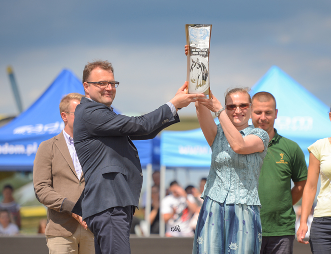 The President of Radom, Mr. Radosław Witkowski and the representatives of Janów Podlaski State Stud with the trophy for Atakama, by Ewa Imielska-Hebda