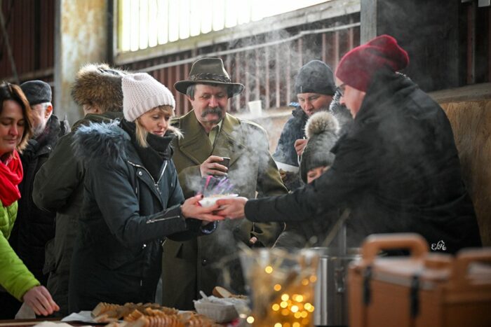 The guests were greeted with hot hunter-stew and mulled wine, by Ewa Imielska-Hebda