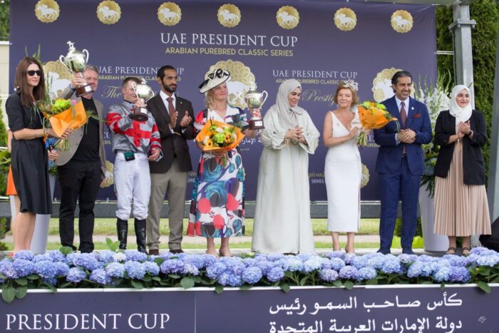 Dekoracja po wyścigu UAE President Cup Central European Arabian Derby, Właściciel zwycięskiego ogiera Zenhaf, dżokej i trenerka, fot. Traf Online