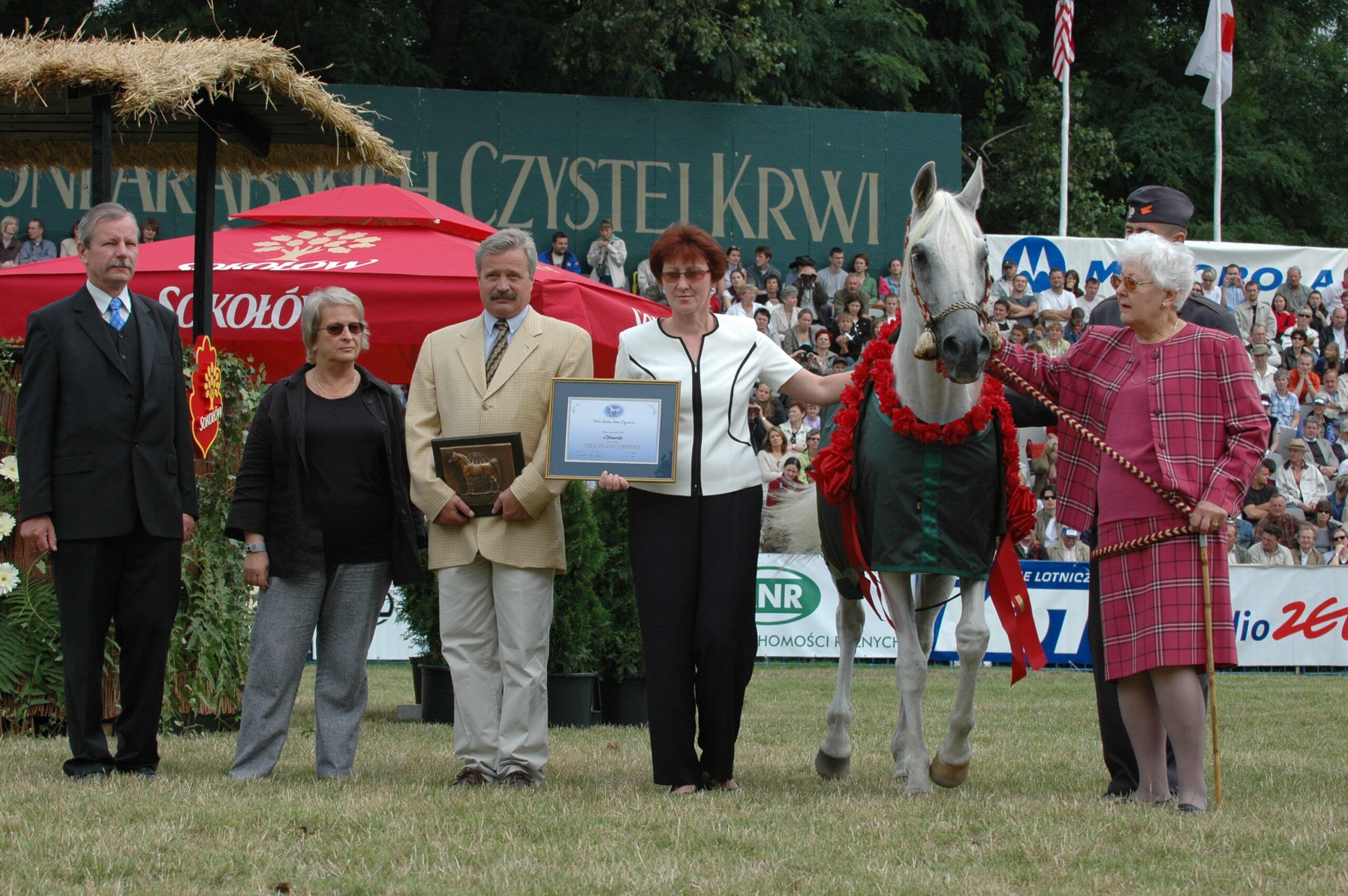 Krystyna Karaszewska awarding the first WAHO Trophy in Poland in 2005, for the mare Etruria, by Katarzyna Dolińska