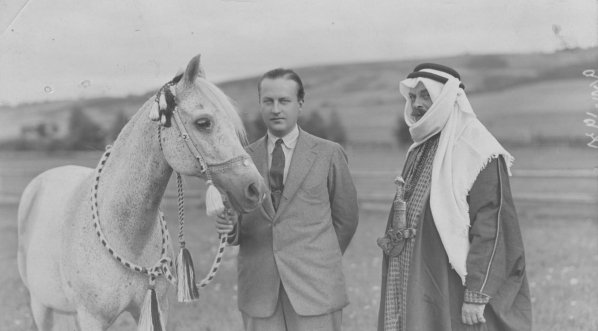 Prince Roman Sanguszko with an Arabian horse and his consultant within Arabian horse breeding Bogdan Ziętarski, photo: NAC collection