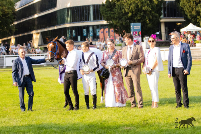 Trener Janusz Kozłowski (pierwszy z lewej) po zwycięstwie ogiera Wasmy Al Khalediah w Traf Warsaw Mile podczas Dnia Arabskiego 2024. Fot. Nie tylko Galop