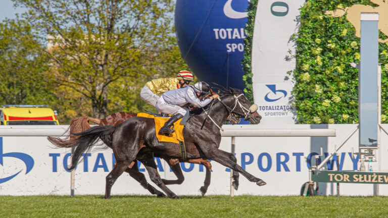 Pierwszą pozagrupową gonitwę w sezonie 2025 wygrał Rasmy Al Khalediah po walce z Fragnarem. Fot. Traf Online