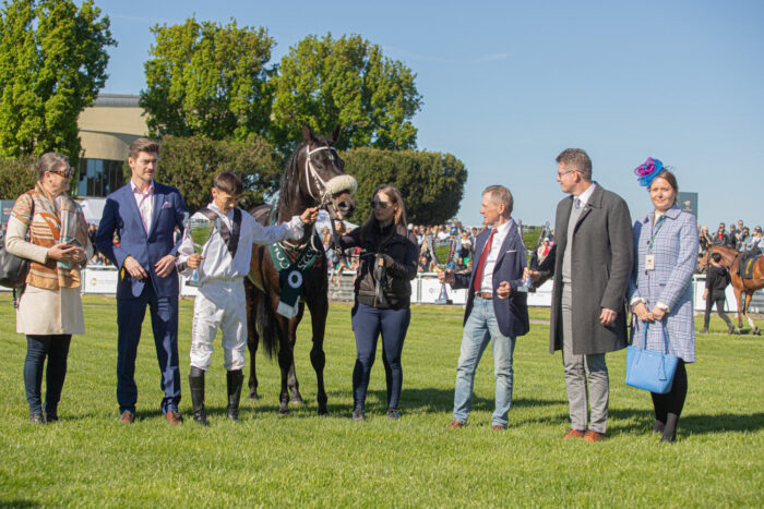 Pamiątkowe zdjęcie na padoku po gonitwie o Nagrodę Cometa. Fot. Traf Online