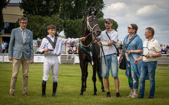 Trener Janusz Kozłowski z żoną Katarzyną, k.dż. T.Kumarbek Uulu i prezes PKWK Paweł Gocłowski. Fot. Traf Online