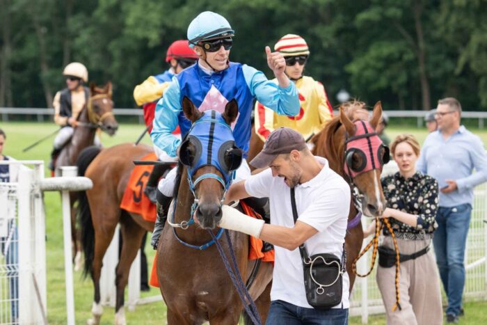 Zwycięski gest S. Mazura. Fot. Tor Służewiec