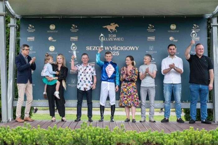 Podium po wyścigu o Nagrodę Janowa. Fot. Tor Służewiec