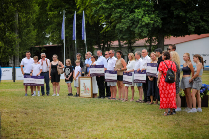 Group photo after the charity auction for the Janusz Korczak Care and Educational Facility in Tarnów – Photo by Patrycja Makowska