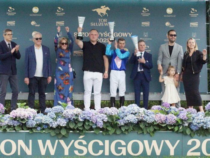 Podium po Derby. O lewej prezes PKWK Paweł Gocłowski, hodowca Jan Głowacki z żoną Ireną, współwłaściciel Elnizo Szymon Szczepkowski, Dżokej Szczepan Mazur, trener Janusz Kozłowski oraz drugi współwłaściciel derbisty Piotr Głowacki z żoną i córeczką. Fot Barbara Zalewska