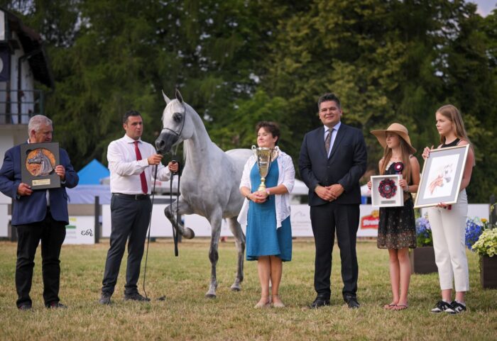 The daring Wildanova receives the Trophy for Best Mare – Photo by Ewa Imielska-Hebda