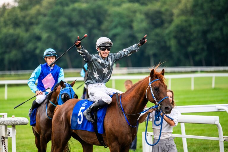 Erbol Zamudin Uulu tryumfuje po wygranej gonitwie Derby – Fot. Tor Wyścigów Konnych Służewiec