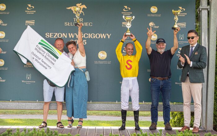 Dekoracja po gonitwie o Nagrodę Figaro – Fot. Tor Wyścigów Konnych Służewiec