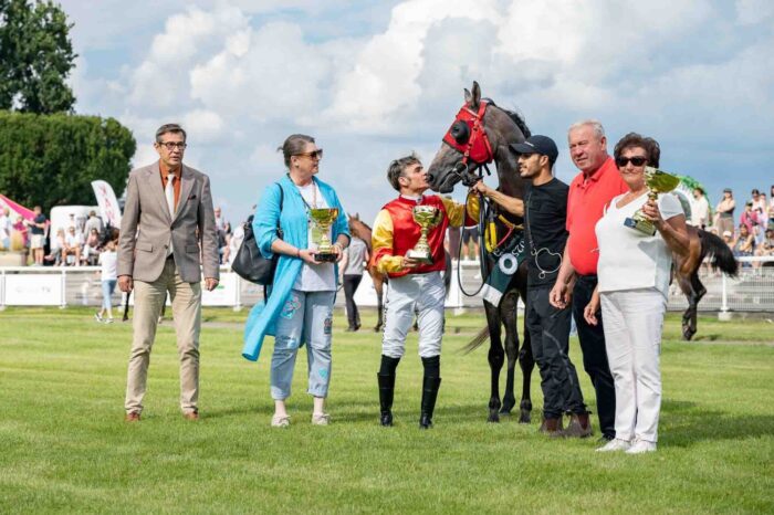 Dekoracja po gonitwie o Nagrodę Europejczyka – Fot. Traf Online