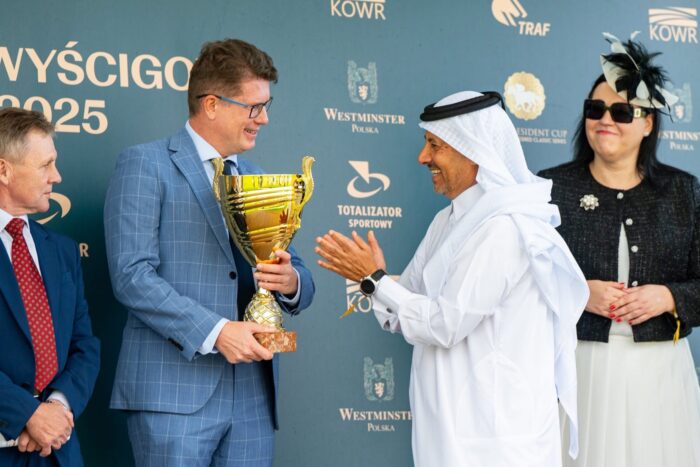 Ambasador Kataru w Polsce Jego Ekscelencja J.E. Pan Saoud Abdulla Z. Al Mahmoud wręcza Puchar prezesowi AKF Polska z. o.o Hubertowi Kuleszy za zwycięstwo Rasmy'ego Al Khalediah. Obok trener Janusz Kozłowski. Fot Monika Metza