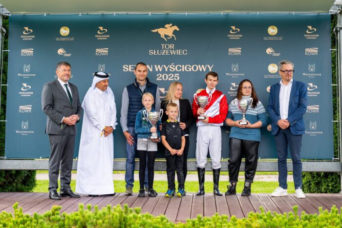 Podium po wyścigu Traf Warsaw Mile: Państwo Lindhall z dziećmi, dżokej Konrad Mazur i trenerka zwycięskiego konia Claudia Pawlak. Fot Traf Online