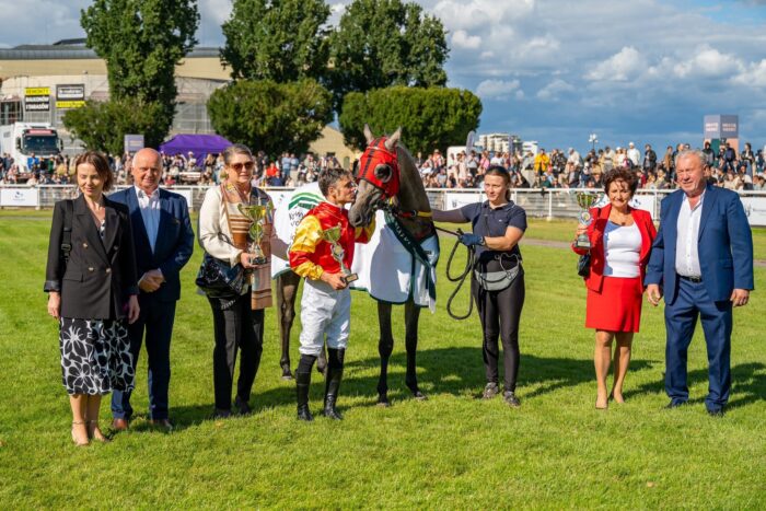 Pamiątkowe zdjęcie na padoku po Nagrodzie Białki. Fot Traf Online