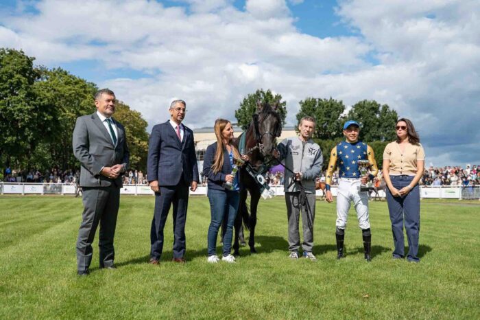 To była 26 wygrana konia trenowanego przez Cornelię Fraisl (w środku), która zajmuje pewne trzecie miejsce w trenerskim czempionacie 2025. Wyprzedzają ją tylko Adam Wyrzyk - 29 i Maciej Jodłowski - 27. Czwarty jest Janusz Kozłowski - 20. For. Traf Online