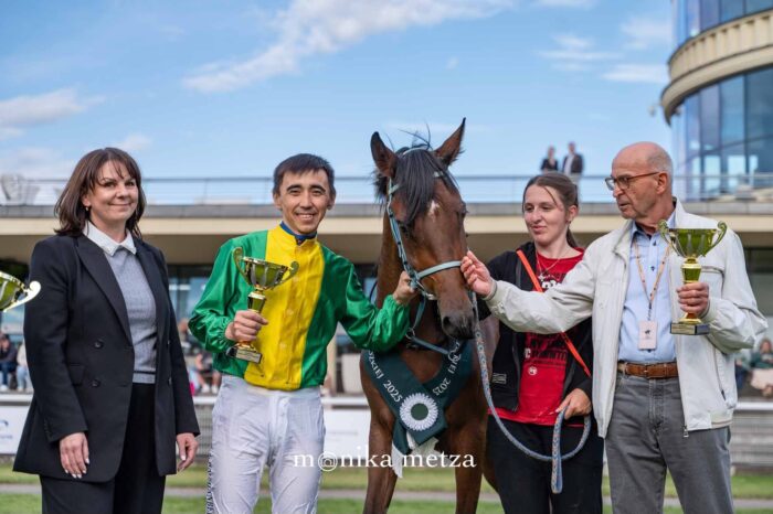 Pamiątkowe zdjęcie po Memoriale Izabelli Pawelec-Zawadzkiej. Od lewej dyrektorka wyścigów Urszula Zawadzka. Od prawej trener Maciej Janikowski. Fot. Monika Metza