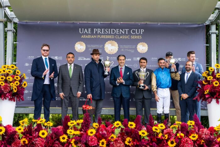 Pamiątkowe zdjęcie zwycięzców i fundatorów Nagrody UEA Derby. Fot Traf Online