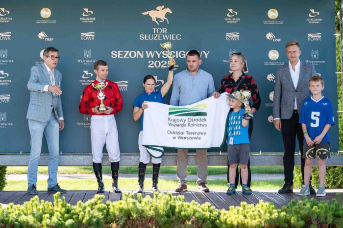 Z pucharem amazonka Anna Gil, partnerka trenera Pawła Talarka. Obok niej państwo Milena i Maciej Kosiccy, hodowcy Orfei. Fot Tor Służewiec