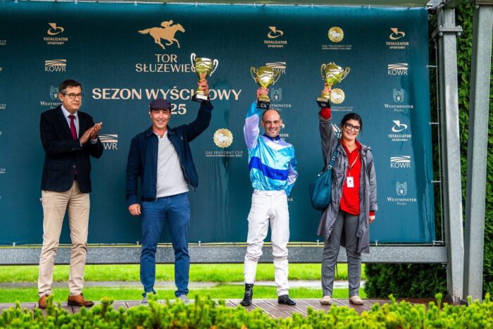 Zwycięzcy Nagrody Kurozwęk z pucharami. Fot. Tor Służewiec