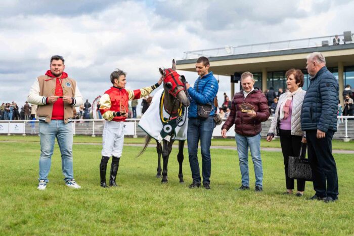 od lewej Państwo Mariola i Stanisław Wiśniewscy oraz Janusz Kozłowski. Fot. Tfar Online