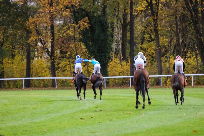Koleńskie podziękowanie Dastana Sababetkova i Kamila Grzybowskiego. Fot. Tor Służewiec