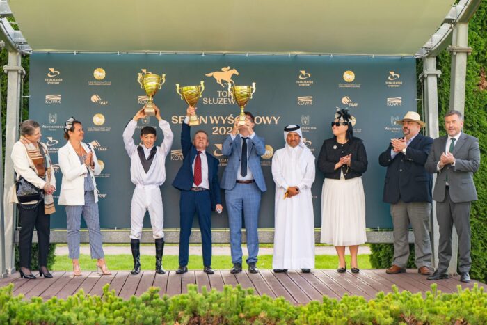 Podium po gonitwie o Nagrodę Europy. Z pucharami w górze trener Janusz Kozłowski i dyrektor AKF Polska Hubert Kulesza. Fot Traf Online