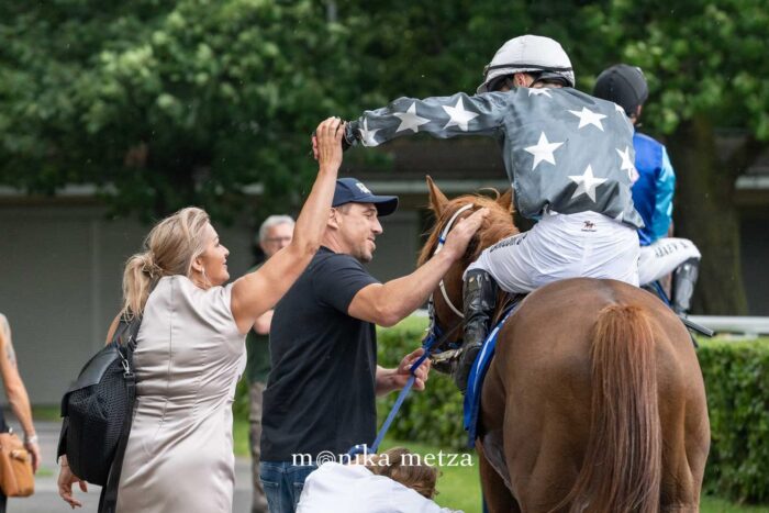 Trenerka Kamila Urbańczyk gratuluje Erbolowi Zamudinowi Uulu. Largo Wincha głaszcze po grzywie jego hodowca i właściciel Tomasz Mikołajczyk. Fot. Monika Metza