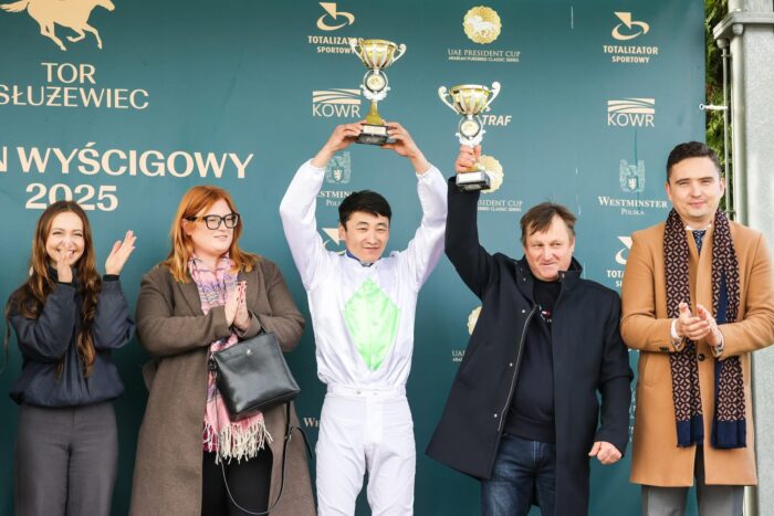 Obok Sababetkowa trener Andrzej Laskowski. Fot. Tor Wyścigów Służewiec