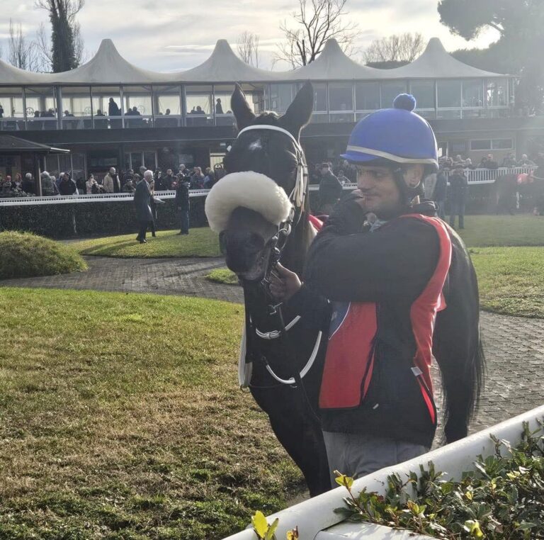 Rasmy Al Khalediah na padoku w Pizie