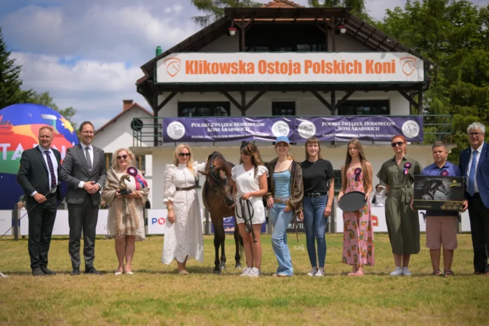 Alberto Felice De Toni, burmistrz Udine (najbardziej z prawej), był wśród dekorujących zwyciężczynię klasy 6B pokazu European, którą wygrała z dwudziestkami za typ i głowę z szyją Wencedora (Haash OSB – Wiga / Om El Bellissimo), hod. SK Janów Podlaski i wł. SK Andryjanki – Fot. Ewa Imielska-Hebda