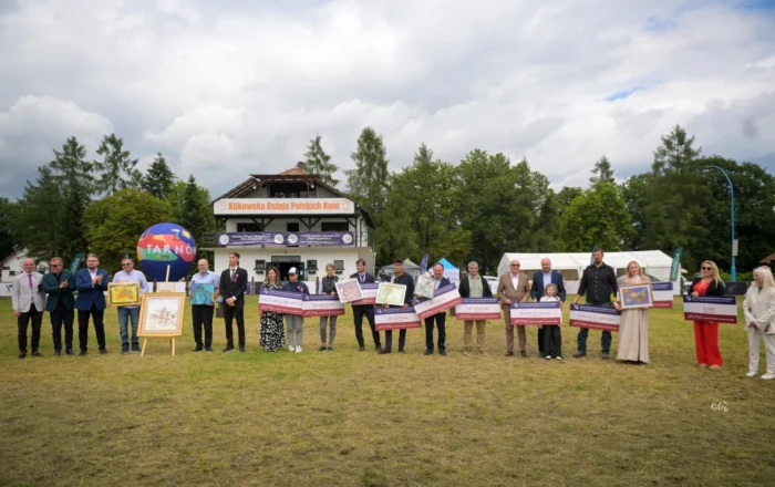 Pamiątkowe zdjęcie zwycięzców licytacji tegorocznej aukcji charytatywnej – Fot. Ewa Imielska-Hebda
