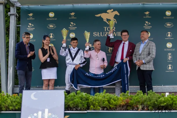 W środku trener Janusz Kozłowski, drugi od prawej Hubert Kulesza, dyrektor Stadniny we Wrońskach. Fot. Nie Tylko Galop