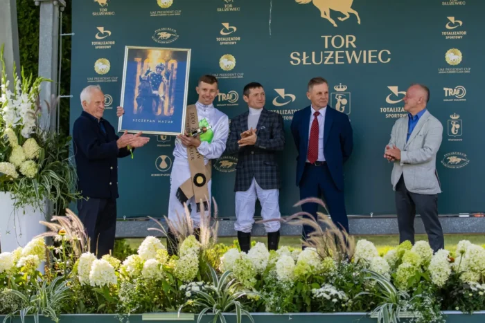 Szczepan Mazur dołączył do Klubu Tysiąca, jako najmłodszy (31 lat) z polskich dżokejów w historii polskich wyścigów. Ma obecnie na koncie 1004 wygrane gonitwy. – Fot. Nie Tylko Galop