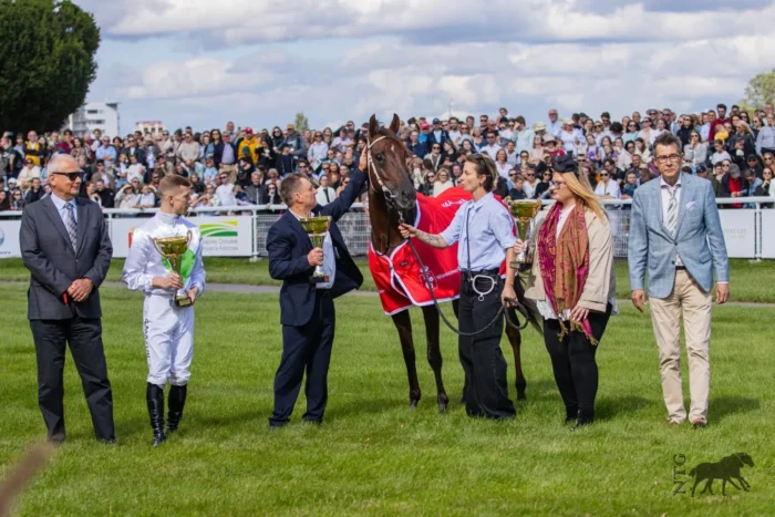 Dekoracja po Warsaw Mile – Fot. Nie Tylko Galop